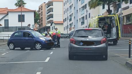 Motociclista transportado para o hospital após acidente com carro