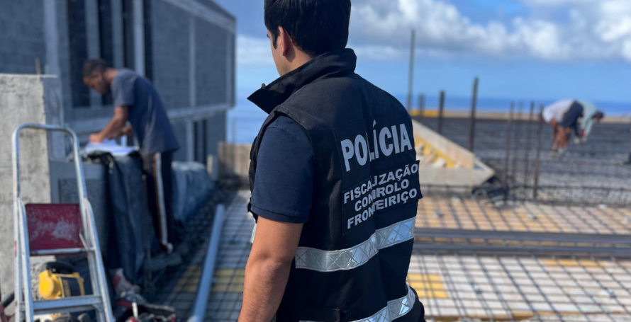 Dois homens detidos por imigração ilegal