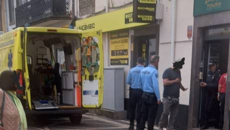 Trabalhador ferido após queda de três metros numa obra
