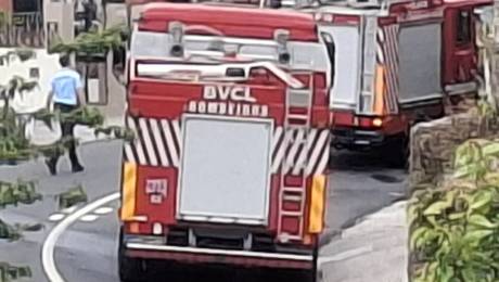 Incêndio num anexo de casa mobiliza bombeiros