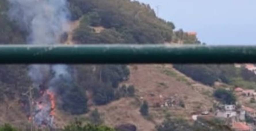 Incêndio ativo no Caniço (Com vídeo)