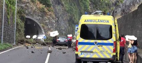 Derrocada fere turista e atinge vários carros