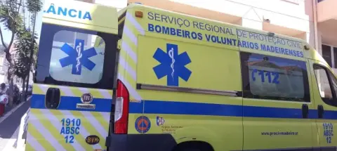 Homem atropelado por carro em marcha atrás num armazém