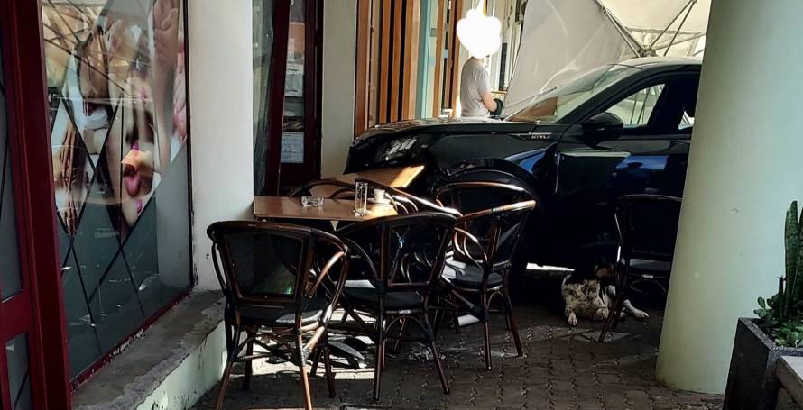 Carro 'invade' esplanada no Garajau