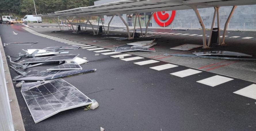 Vento destrói parte da cobertura do parque de estacionamento do Modelo em São Vicente; acessos à vila encerrados