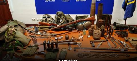 Homem detido com armamento, munições, componentes de armas de fogo, armas brancas e material de natureza militar