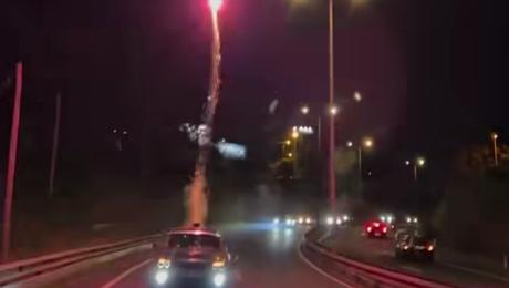 Condutor 'dá' fogo na via rápida com carro em andamento