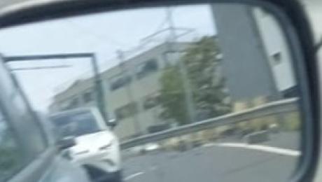 Blocos de cimento caem de carrinha no acesso à via rápida