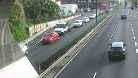 Homem encarcerado num acidente na via rápida
