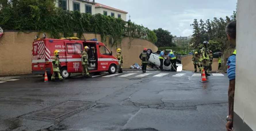 Mulher encarcerada após capotamento