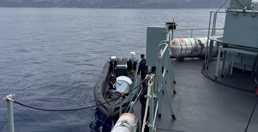 Embarcação à deriva com cinco tripulantes estrangeiros