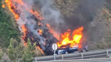 Jovem condutor ferido ao tentar apagar incêndio em carro; chamas alastraram para encosta na via rápida