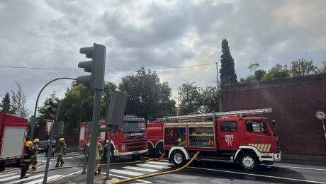 Dois idosos retirados da casa que ficou totalmente destruída após incêndio
