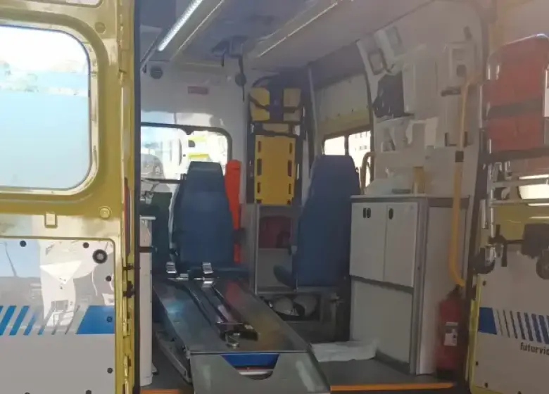 Homem atingido por placa de mármore numa escola