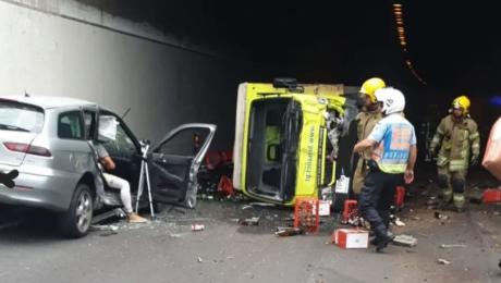 Sobe para sete o número de feridos, dois deles graves; camião capotou e chocou em vários carros