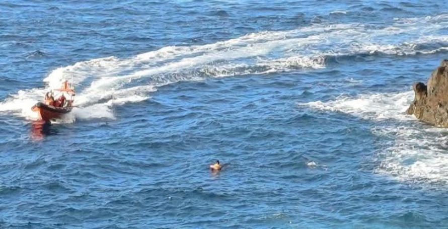 Jovem turista cai ao mar no Porto Moniz