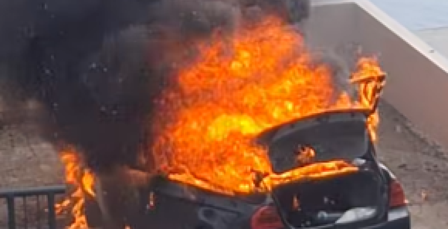 Carro destruído por incêndio