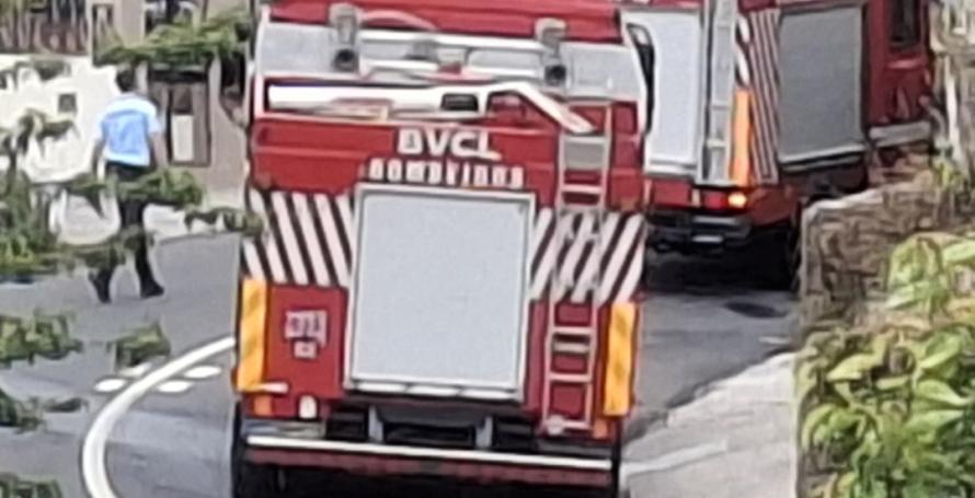 Mulher transportada para o hospital após incêndio destruir anexo