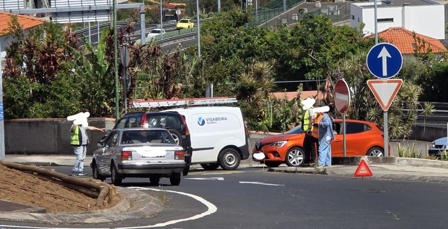Acidente entre dois carros na saída para o Pilar