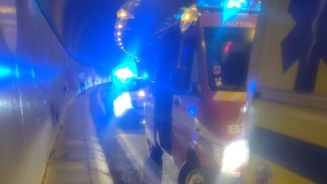 Motociclista projetado 30 metros após acidente com carro na via rápida