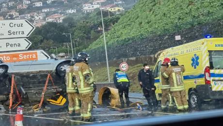 Capotamento na via rápida deixa criança e adulto encarcerados
