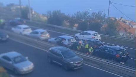 Choque em cadeia entre vários carros na via rápida