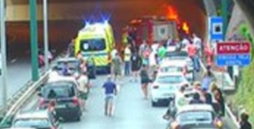 Carro incendeia-se após acidente em túnel da via rápida e há três feridos (Com vídeo)