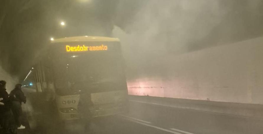 Passageira de autocarro ferida após incêndio