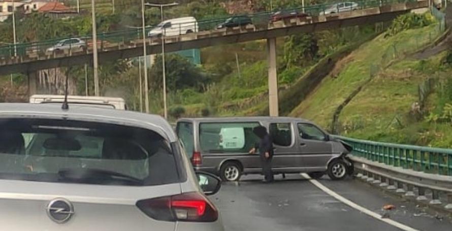 Acidente com carrinha funerária na via rápida