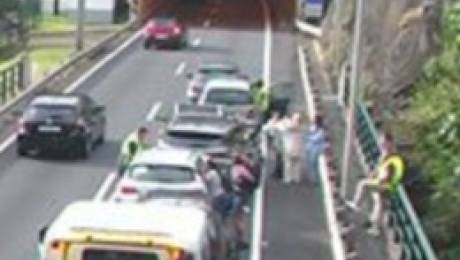 Acidente em cadeia entre vários carros na via rápida