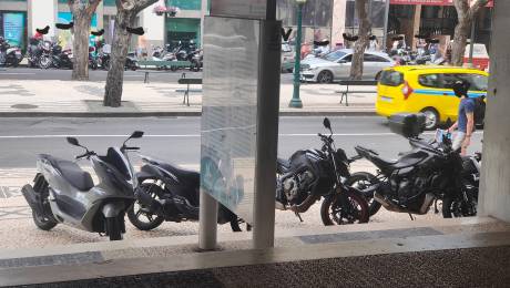Motas estacionadas em frente à entrada do Marina Shopping motiva denúncia de leitora