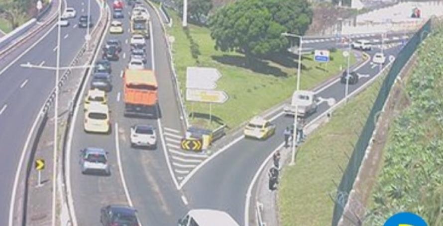 Mais um acidente na via rápida, praticamente no mesmo local desta manhã