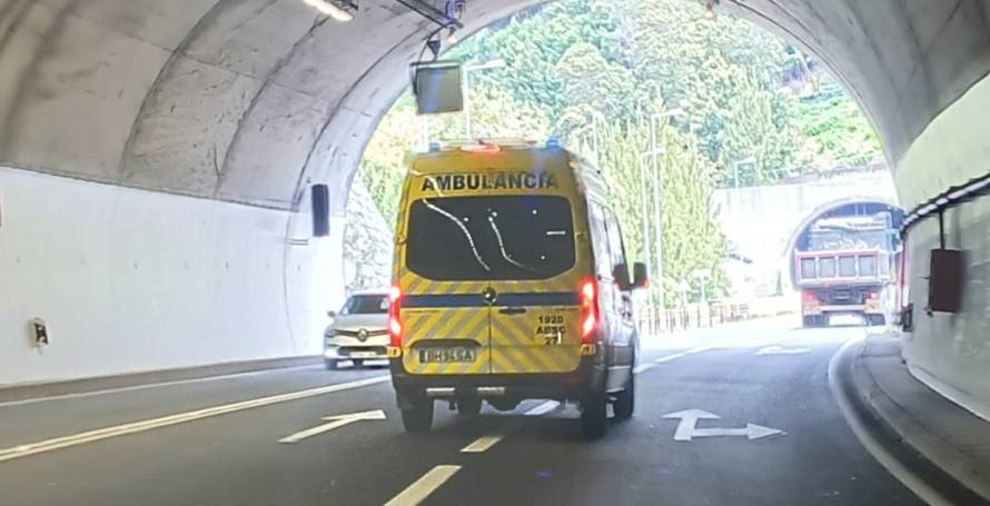 Turista prostrado no chão à entrada de túnel no Funchal