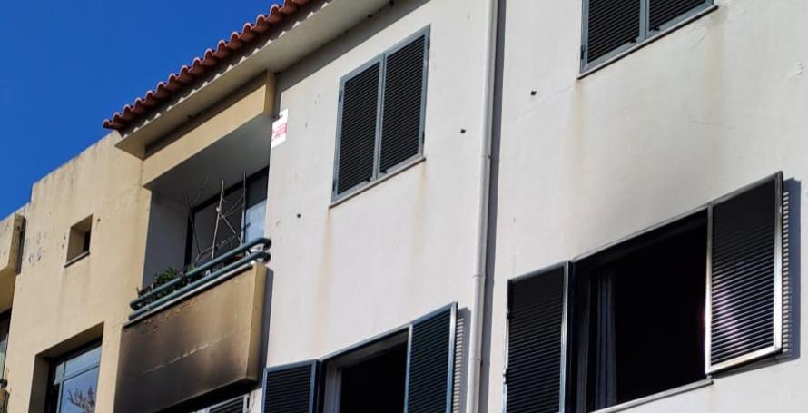 Sala de apartamento destruída por incêndio