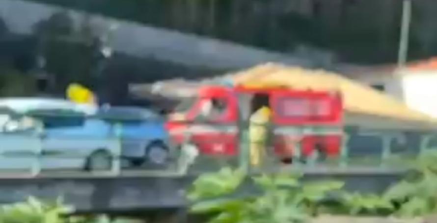 Homem encarcerado num despiste contra carro estacionado