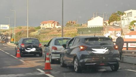 Acidente entre três carros na via rápida provoca caos no trânsito