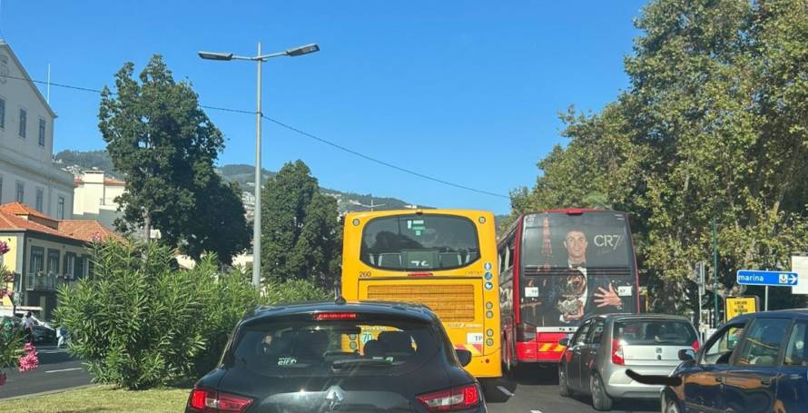 Caos no trânsito na baixa do Funchal (Com vídeo)