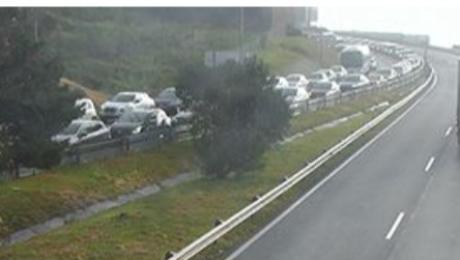 Acidente fecha via rápida no Caniço