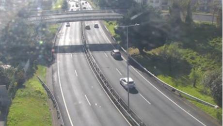 Carro em cima de rail à entrada da via rápida
