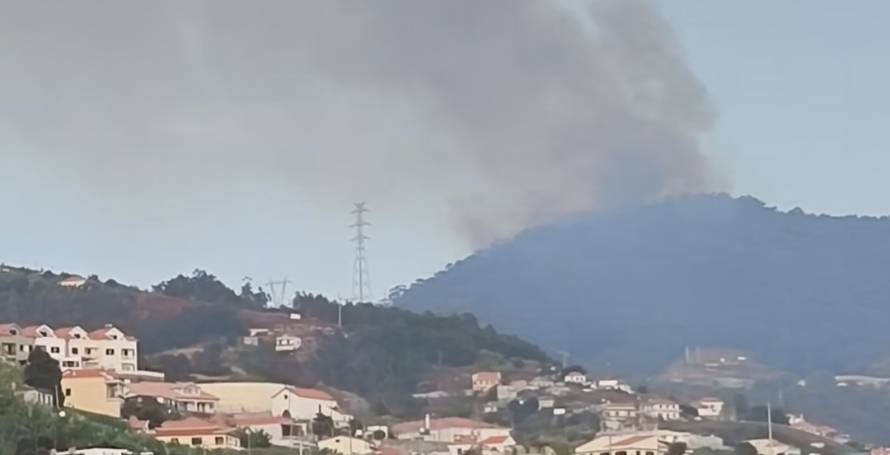 Incêndio com alguma dimensão mobiliza helicóptero e três corporações