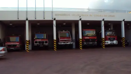 Incêndio em mato atinge cabos elétricos e deixa 15 casas sem eletricidade