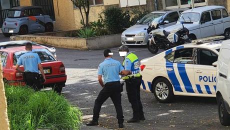 Homem rouba carro, tenta fugir mas é apanhado pela PSP depois de embater em duas viaturas, uma delas da polícia