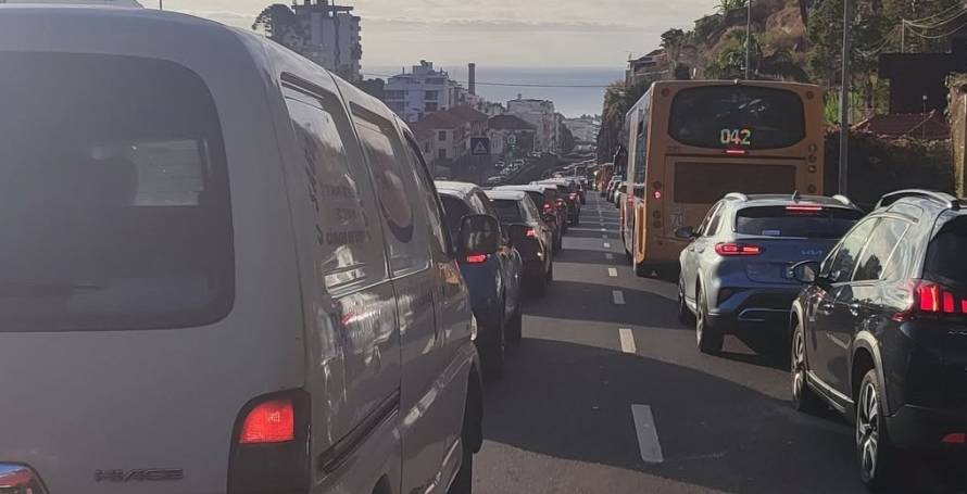Três feridos, dois deles encarcerados, no acidente entre três carros no Funchal