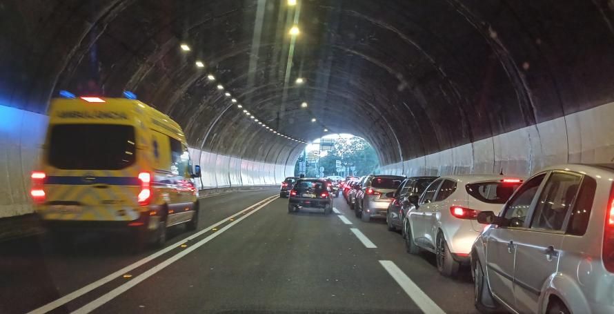 Acidente entre três carros na via rápida faz um ferido
