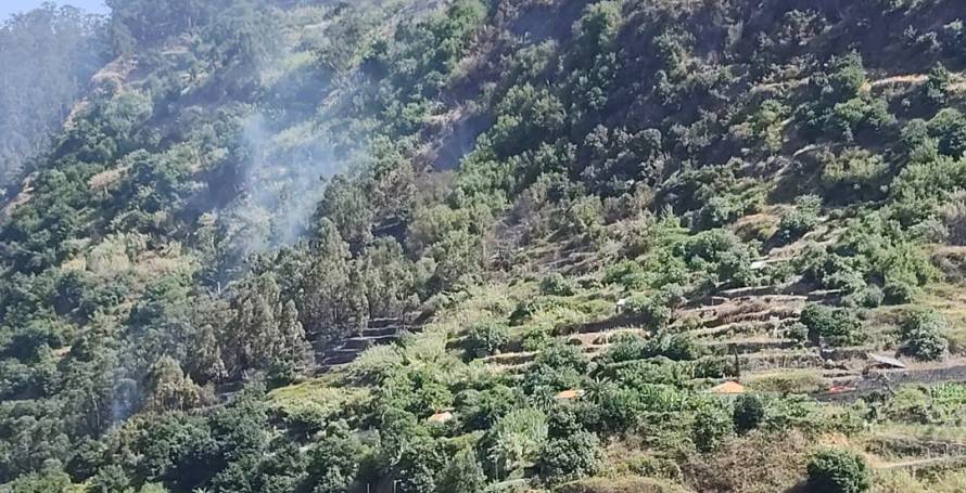 Incêndio nos Canhas ainda mobiliza 25 operacionais