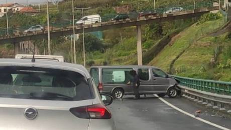 Acidente com carrinha funerária na via rápida
