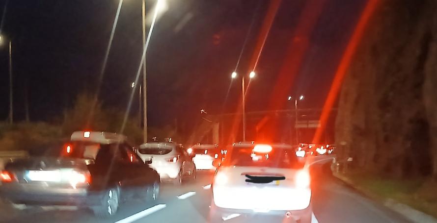 Capotamento na via rápida deixa mulher encarcerada