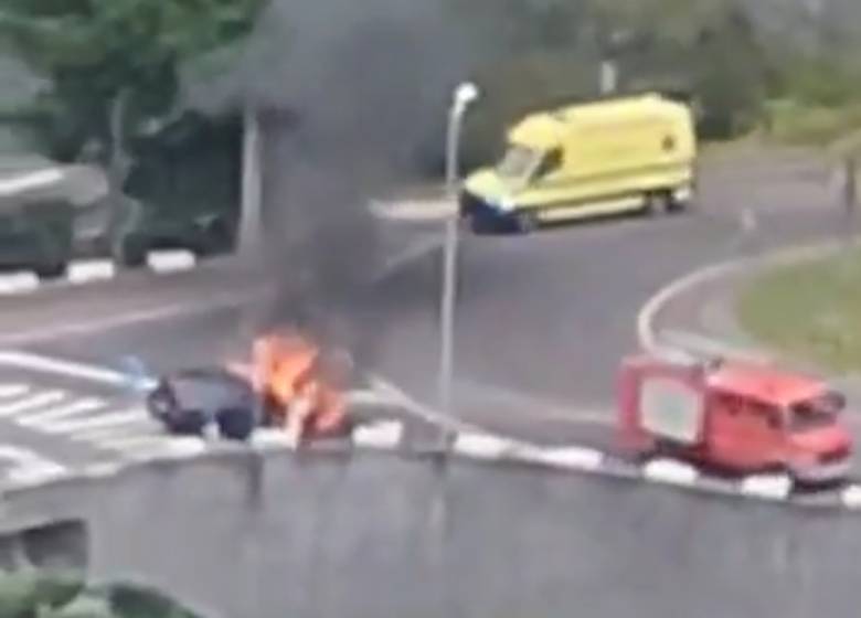 Carro em chamas numa rotunda na Ponta do Sol (Com vídeo)