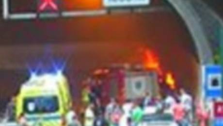 Há uma vítima em paragem cardiorrespiratória no acidente entre dois carros com incêndio de um deles na via rápida
