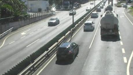 Três feridos num acidente entre três carros na via rápida